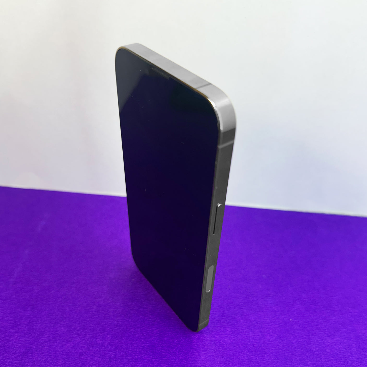 iPhone 13 Pro (Silver, 128 GB, Pre-loved).