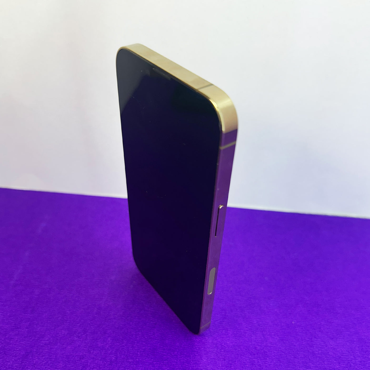 iPhone 13 Pro (Gold, 128 GB, Pre-loved).