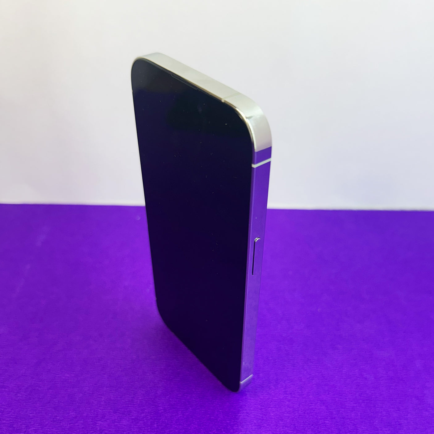 iPhone 14 Pro (Silver, 128 GB, Pre-loved).