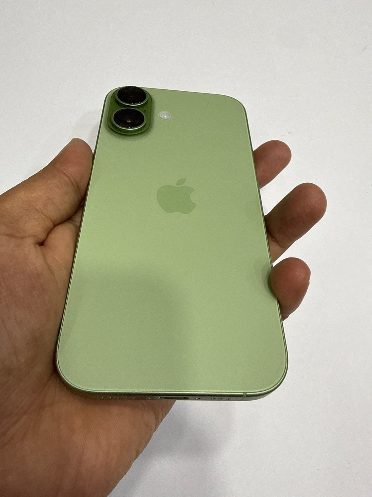 iPhone 17 (Sage, Pre-loved)