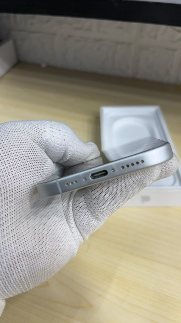 iPhone 17 (White, Pre-loved)