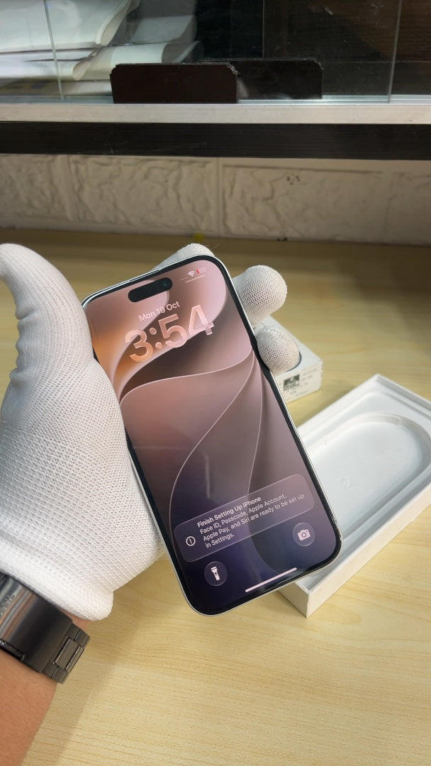 iPhone 16 (White, Pre-loved)