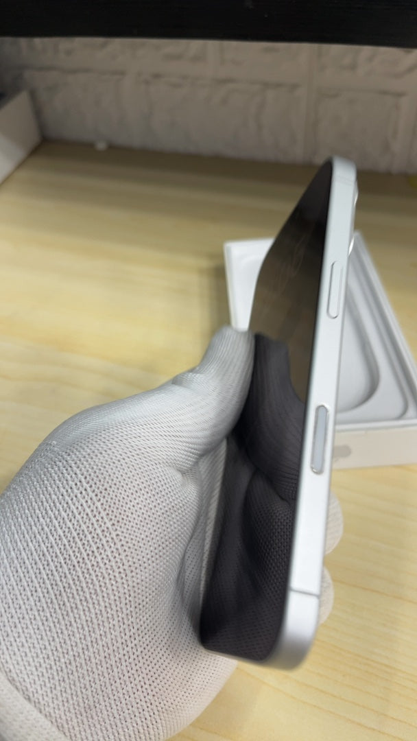 iPhone 17 (White, Pre-loved)