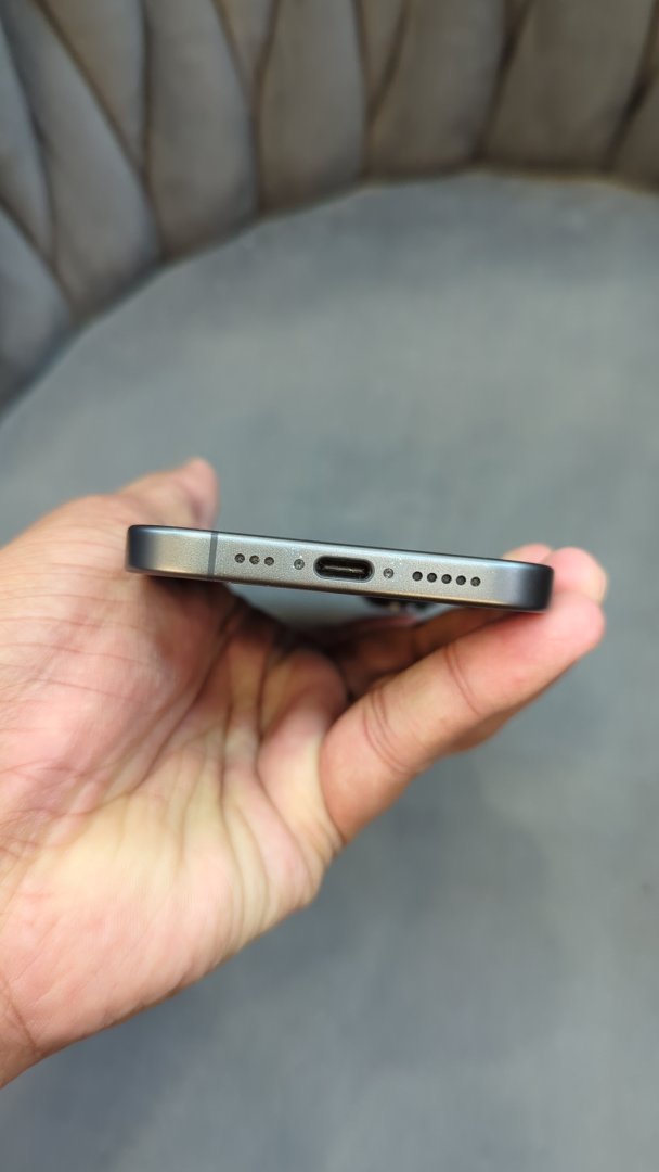 iPhone 17 (Black, Pre-loved)