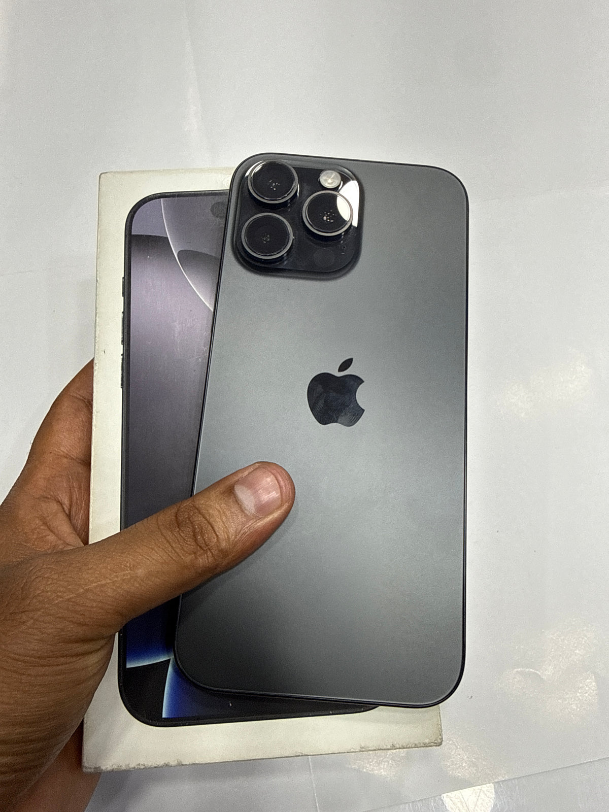 iPhone 16 Pro Max 1 TB Black Titanium