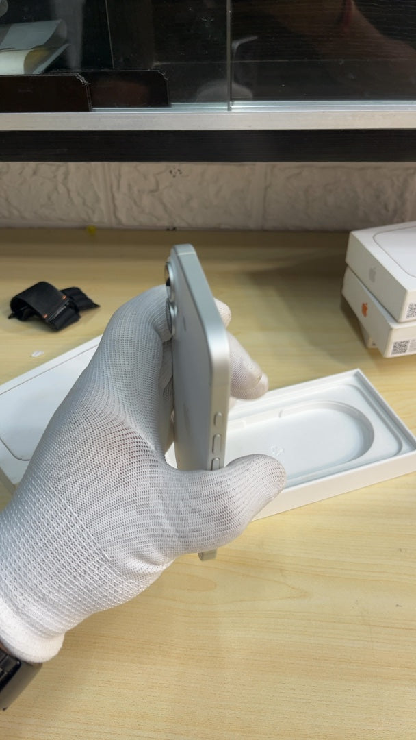 iPhone 16 (White, Pre-loved)