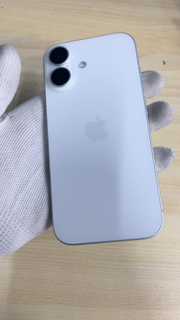 iPhone 17 (White, Pre-loved)