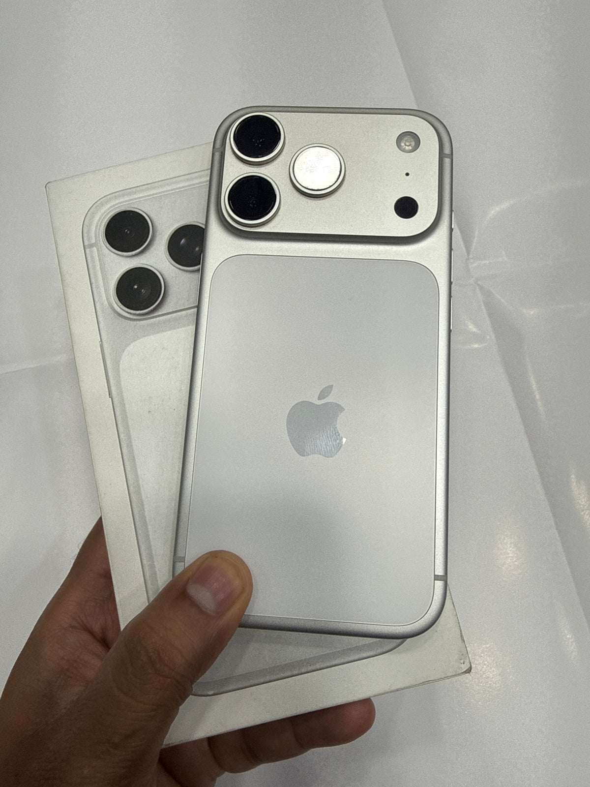 iPhone 17 Pro (Silver, Pre-loved)