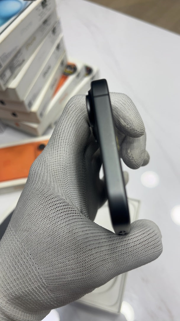 iPhone 17 (Black, Pre-loved)