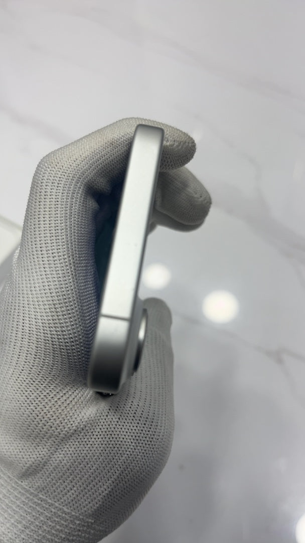 iPhone 17 (White, Pre-loved)