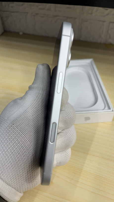iPhone 17 (White, Pre-loved)