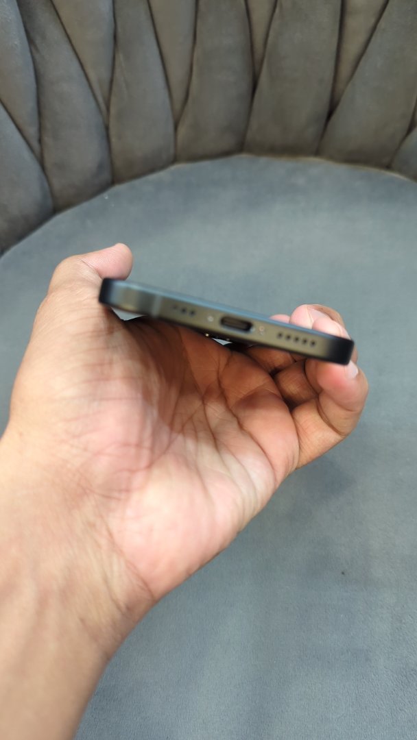 iPhone 15 (Black, Pre-loved)