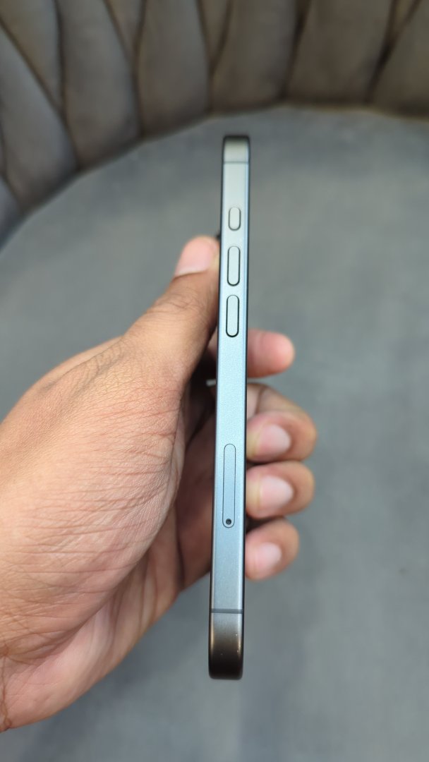 iPhone 17 (Black, Pre-loved)