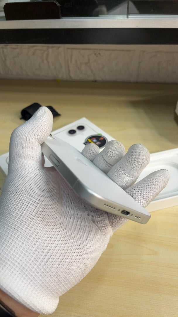 iPhone 16 (White, Pre-loved)