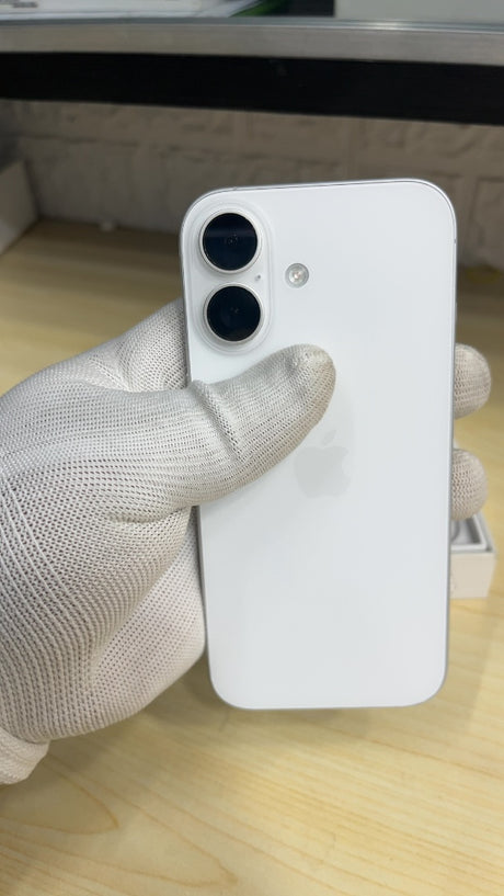 iPhone 17 (White, Pre-loved)
