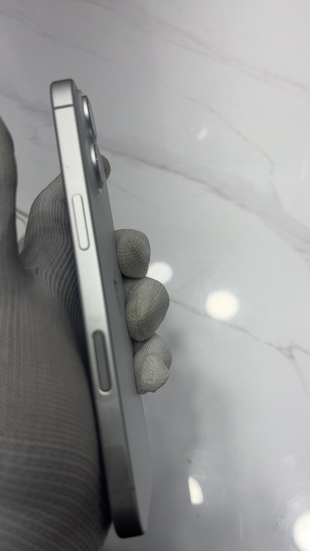 iPhone 17 (White, Pre-loved)