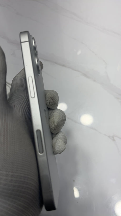 iPhone 17 (White, Pre-loved)