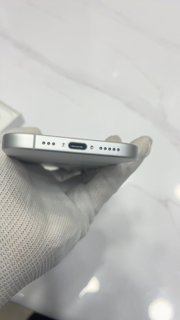 iPhone 17 (White, Pre-loved)