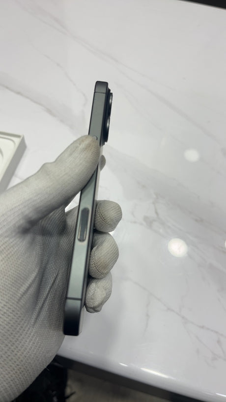 iPhone 17 (Black, Pre-loved)