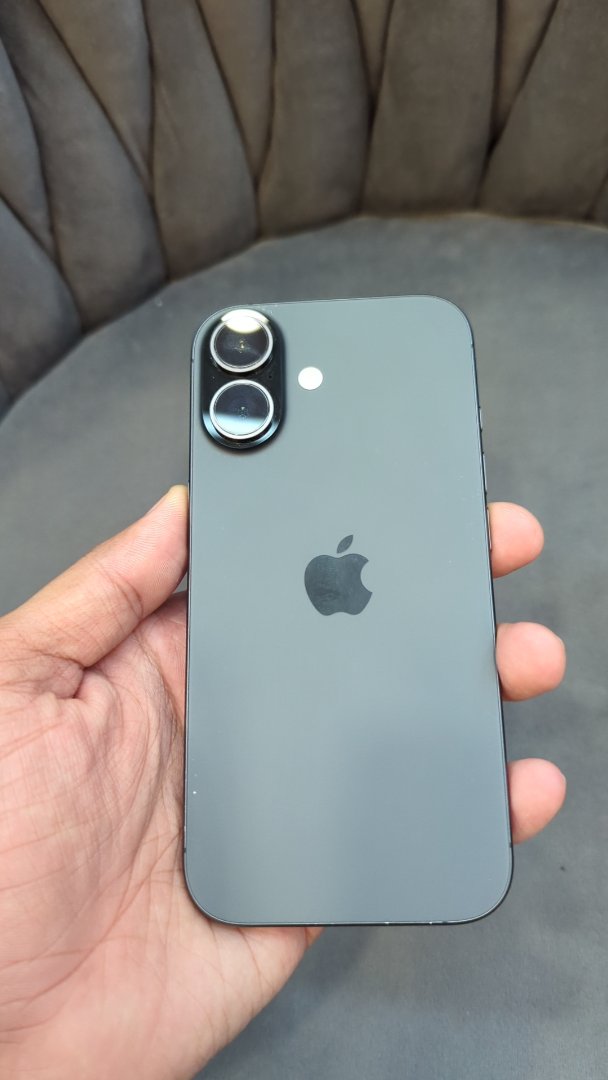 iPhone 17 (Black, Pre-loved)