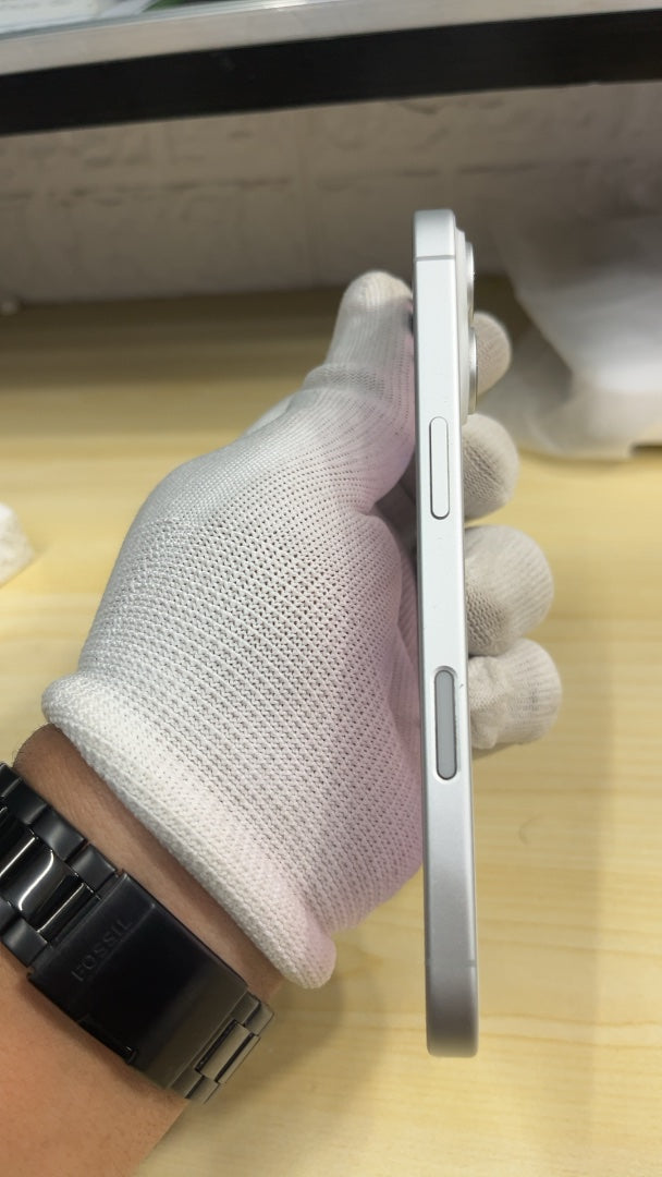 iPhone 17 (White, Pre-loved)