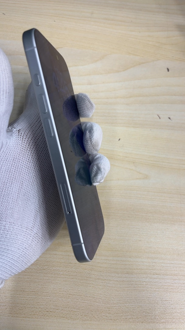 iPhone 17 (White, Pre-loved)