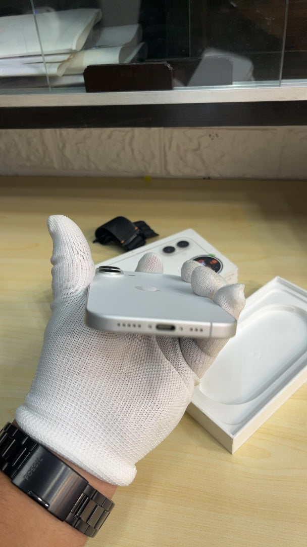 iPhone 16 (White, Pre-loved)