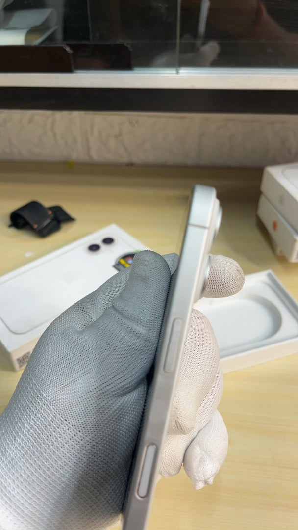 iPhone 16 (White, Pre-loved)