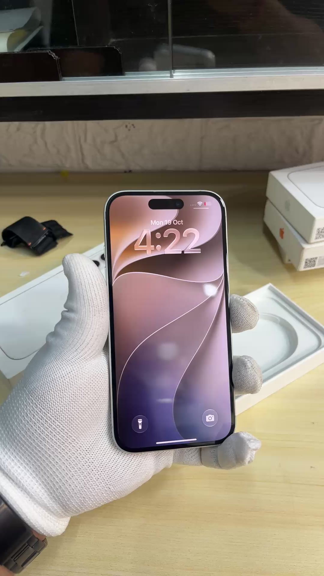 iPhone 16 (White, Pre-loved)