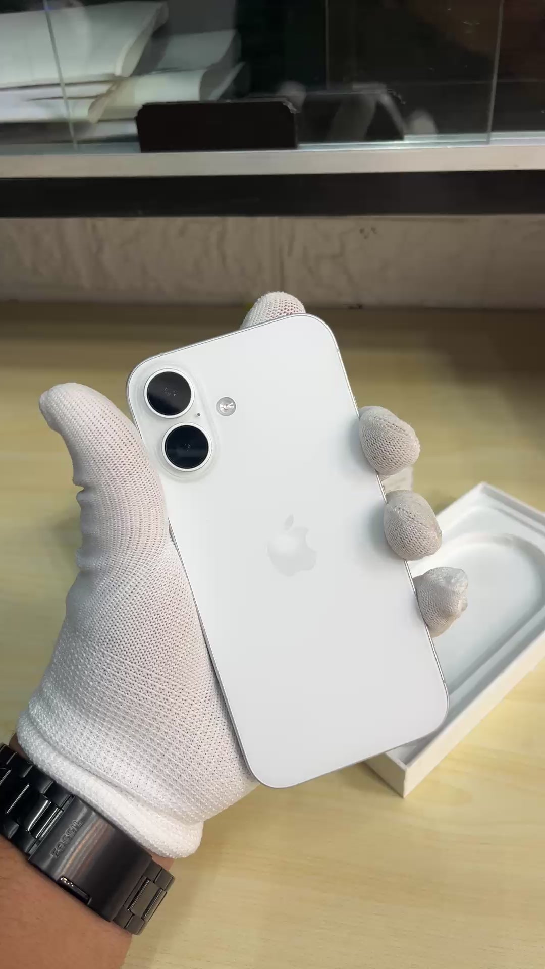 iPhone 16 (White, Pre-loved)