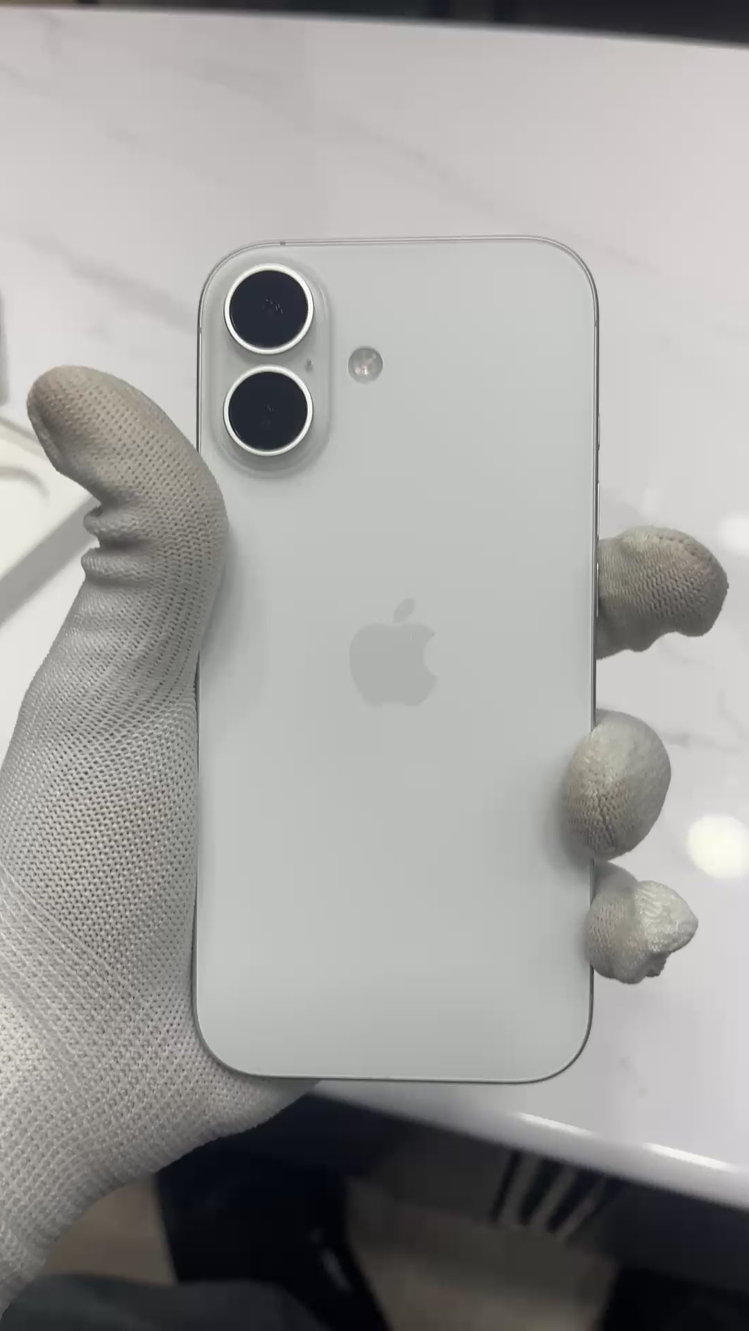 iPhone 17 (White, Pre-loved)
