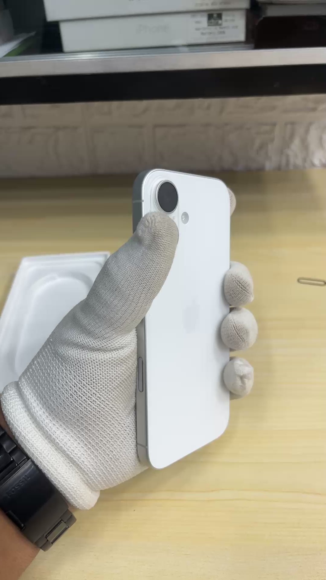 iPhone 17 (White, Pre-loved)