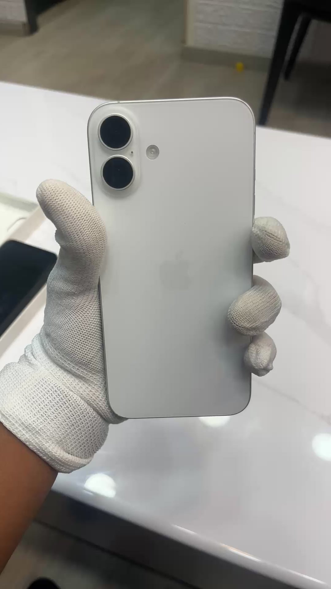 iPhone 16 Plus (White, Pre-loved)